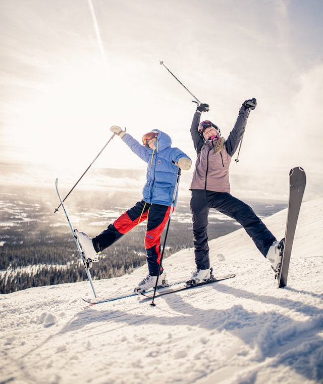 Kobiety w strojach narciarskich pozują do zdjęcia